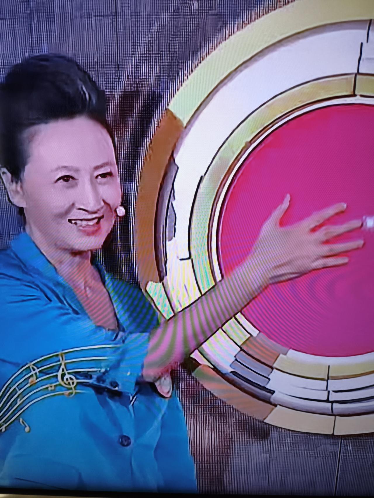 你不会想到
她是一位70岁女士
你还不会想到
她是一位癌症患者
你更不会想到
她