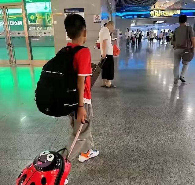 令人心酸难过啊！在山东临沂市发生了这样一件事:一个11岁小男孩妈妈不在了，爸爸给