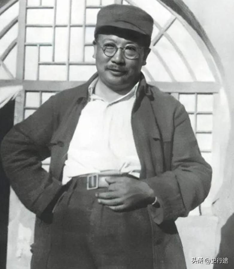 1937年，李克农外出散步，一个戴草帽的老农朝他扔了一个纸团，直到他弯腰捡起纸团