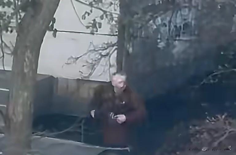 据乌媒报道，基辅街头发生枪击事件，有大量人员伤亡，枪手街头无差别射杀后躲进了超市