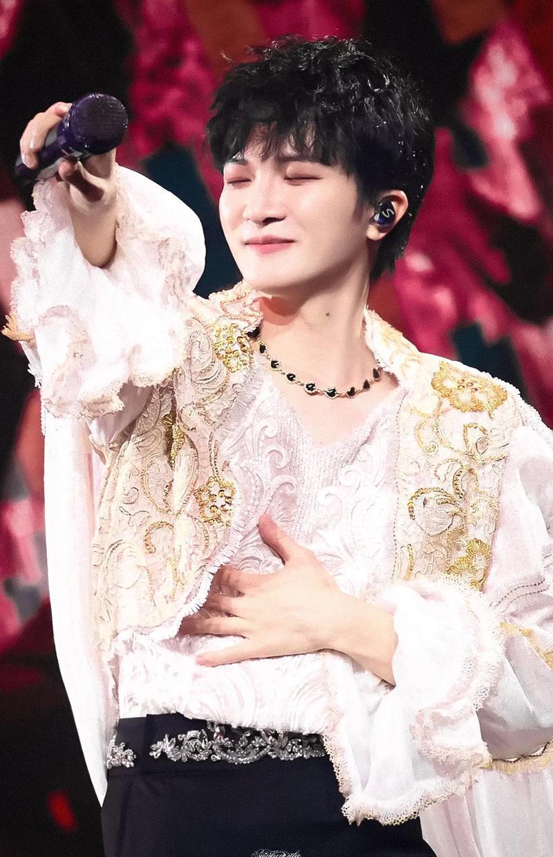 他这辈子没用过剃须刀，镊子拔掉那五六根胡须就行。
声带却像精密仪器，一开口能劈开