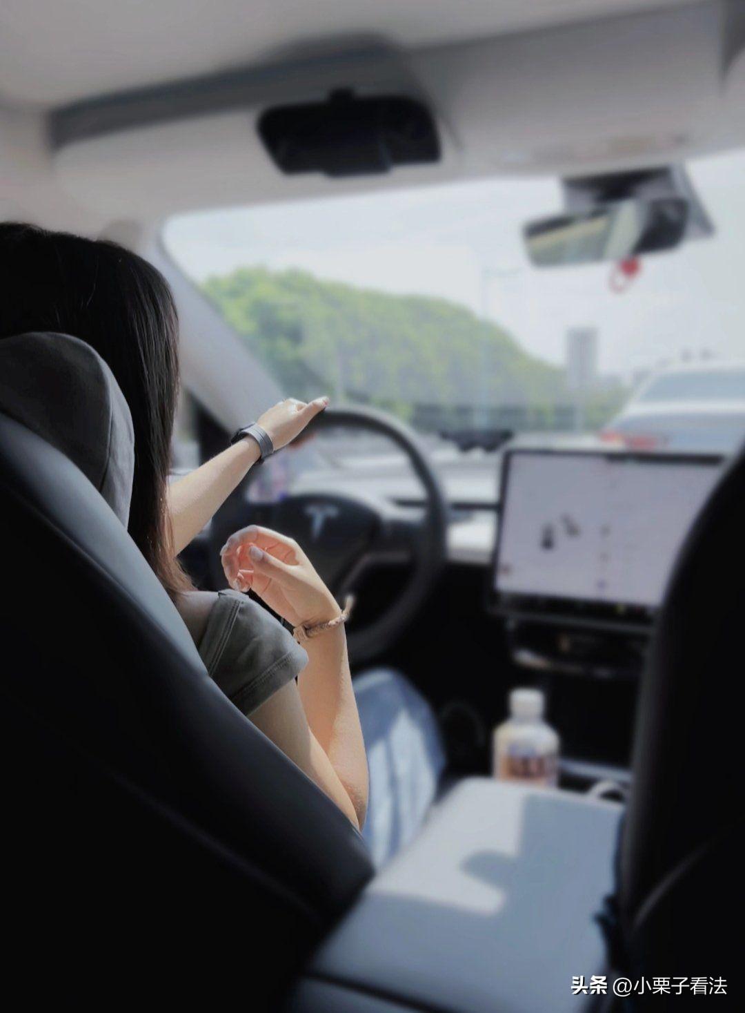 上海，24岁女子从小被重男轻女的父母嫌弃，没得到过母爱，14岁时独自去打工。父母