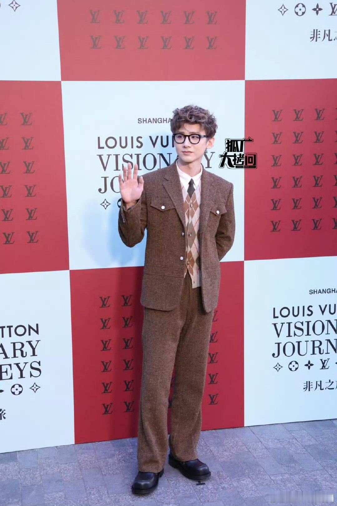 LV大秀闪光灯下的明星 lv大秀闪光灯 ​这个闪光灯是真的闪 ​​​