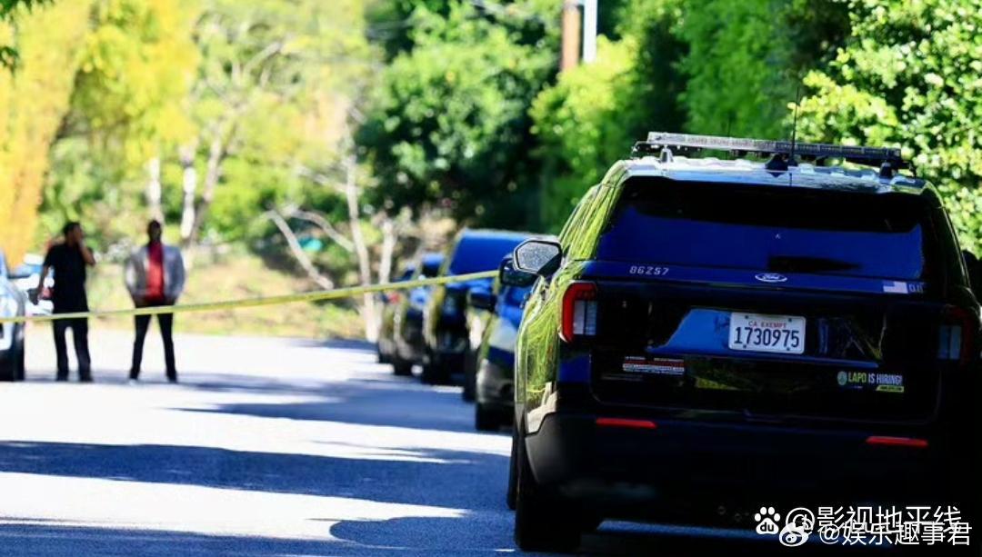 据TMZ，洛杉矶时间周日下午，一名女子驾车至蕾哈娜比弗利山庄住宅附近，朝房屋方向