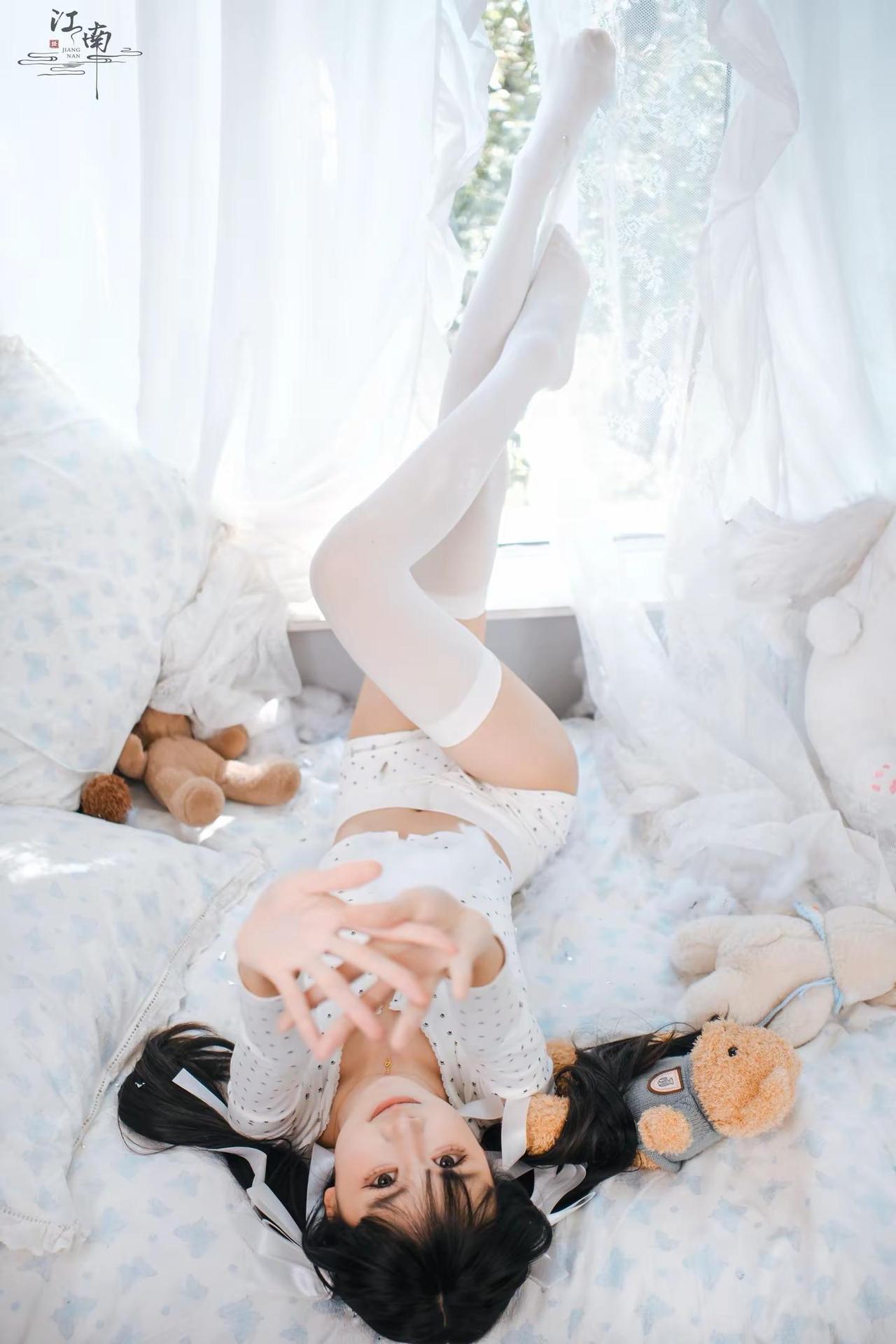 白色系居家少女。富士xt50加适马17-40白色过膝袜 少女感 纯欲可爱风 白色