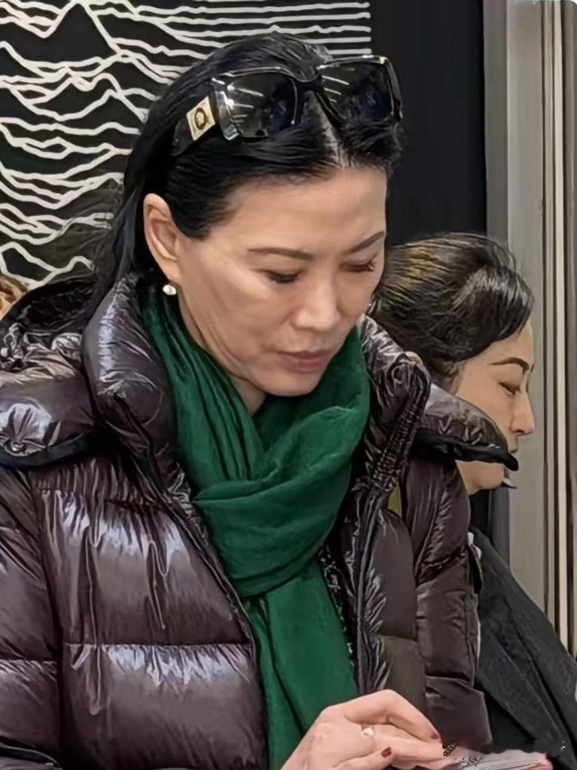 邓文迪这两天回到北京，穿着朴素逛小店，活的逍遥自在。 ​​​