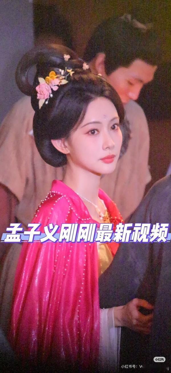 其实我觉得有点像但我不敢说[捂嘴哭] ​​​