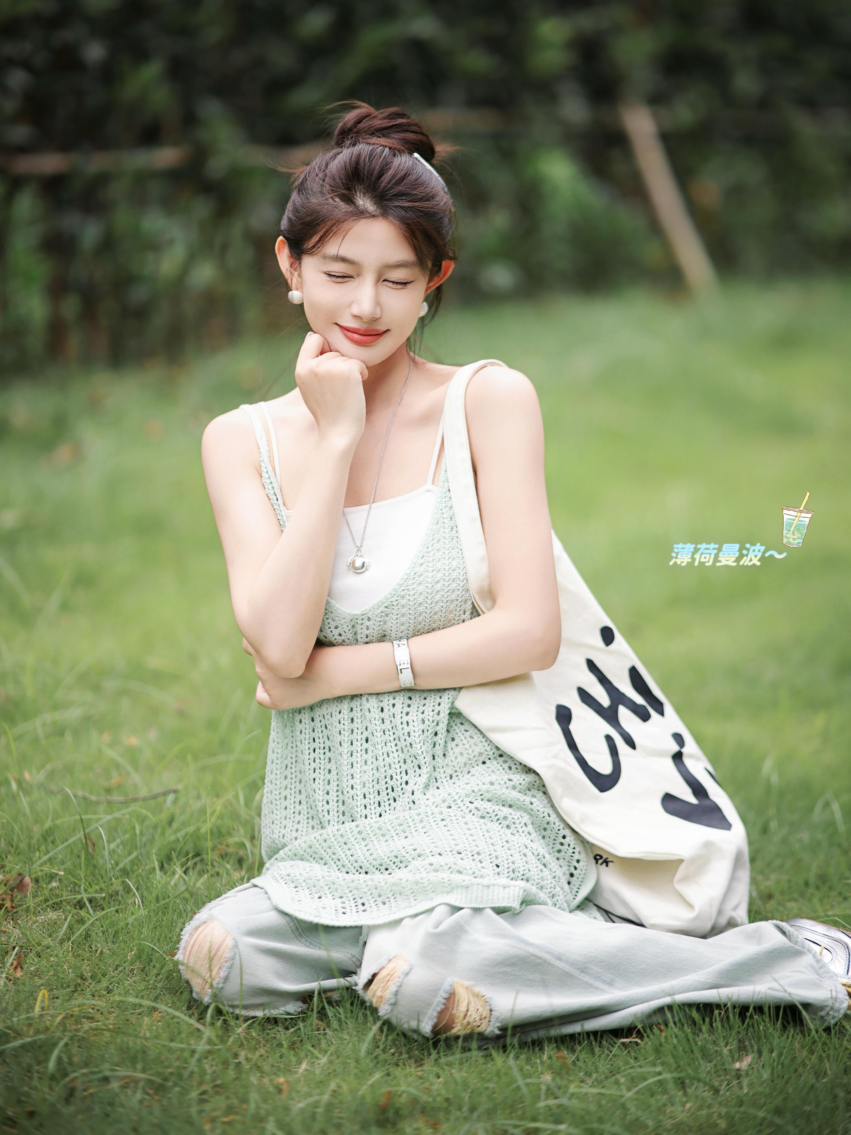 吊带裙补药这么清爽啊啊！不然我要被自己美晕啦叠穿更是有种回到18岁的感觉哈哈[憧