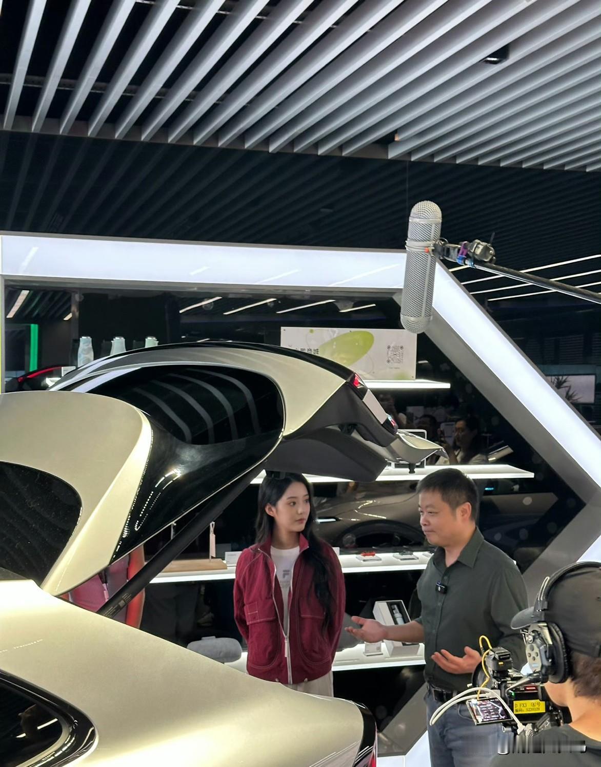 和短剧女王一起在鹏厂草坪吃火锅什么体验[吐舌]
徐艺真前两天过来鹏厂提车，正式加