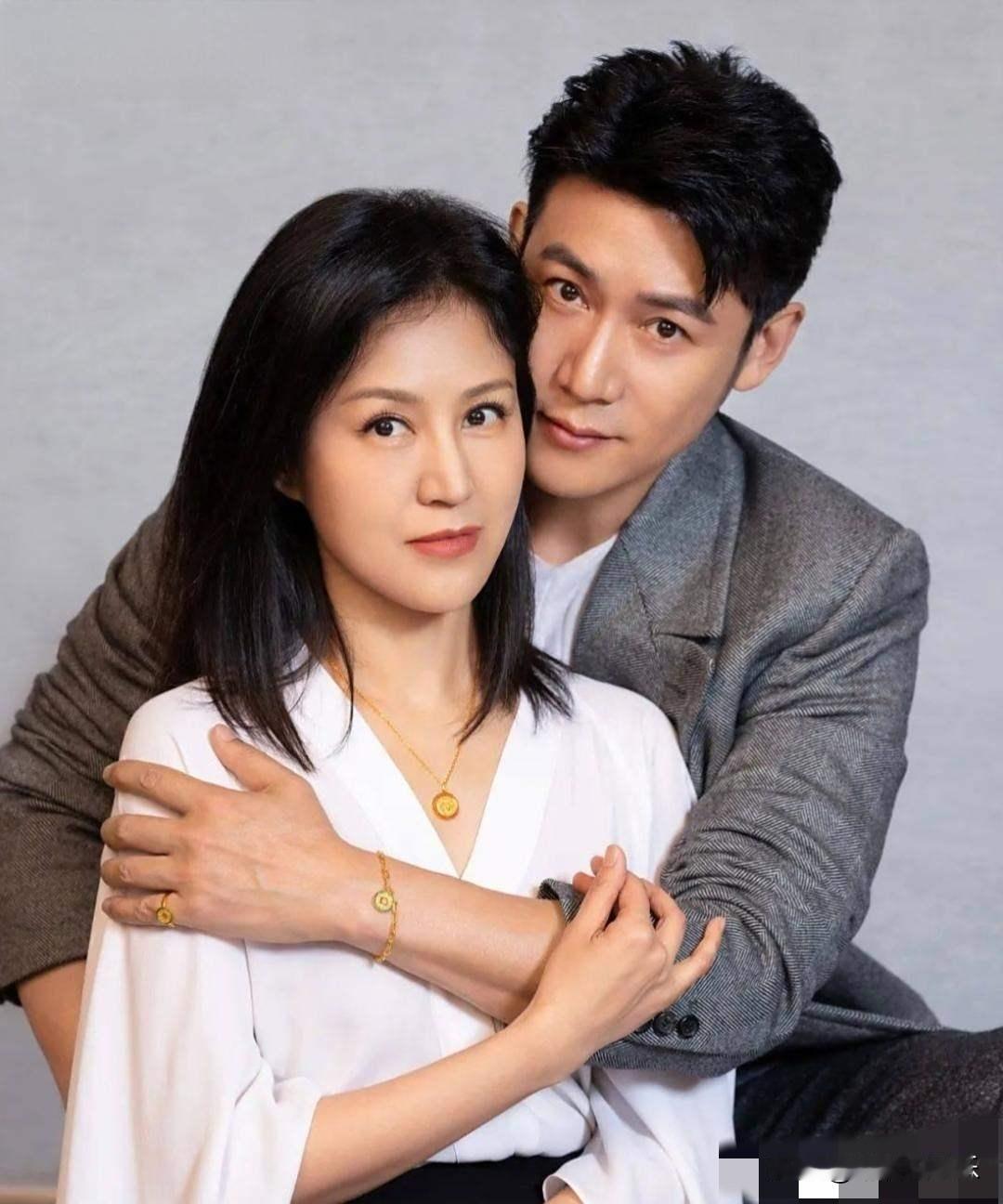 “夫妻在一起久了就会有夫妻相”，以前我不信这句话，
直到看到和陆毅越长越像的鲍蕾