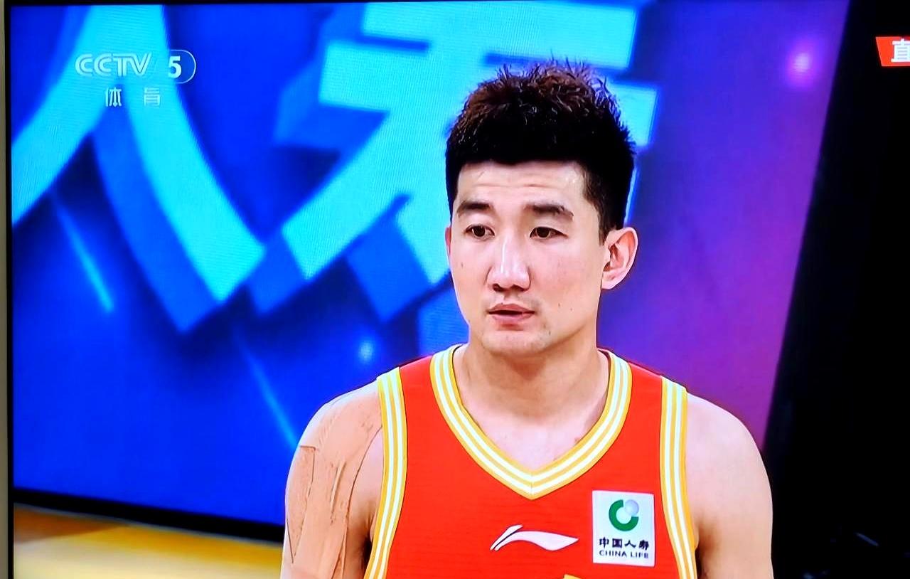 0:3落后时，广厦的替补席安静得有点刺耳。
带伤打封闭的孙铭徽，三场手感冰凉、节