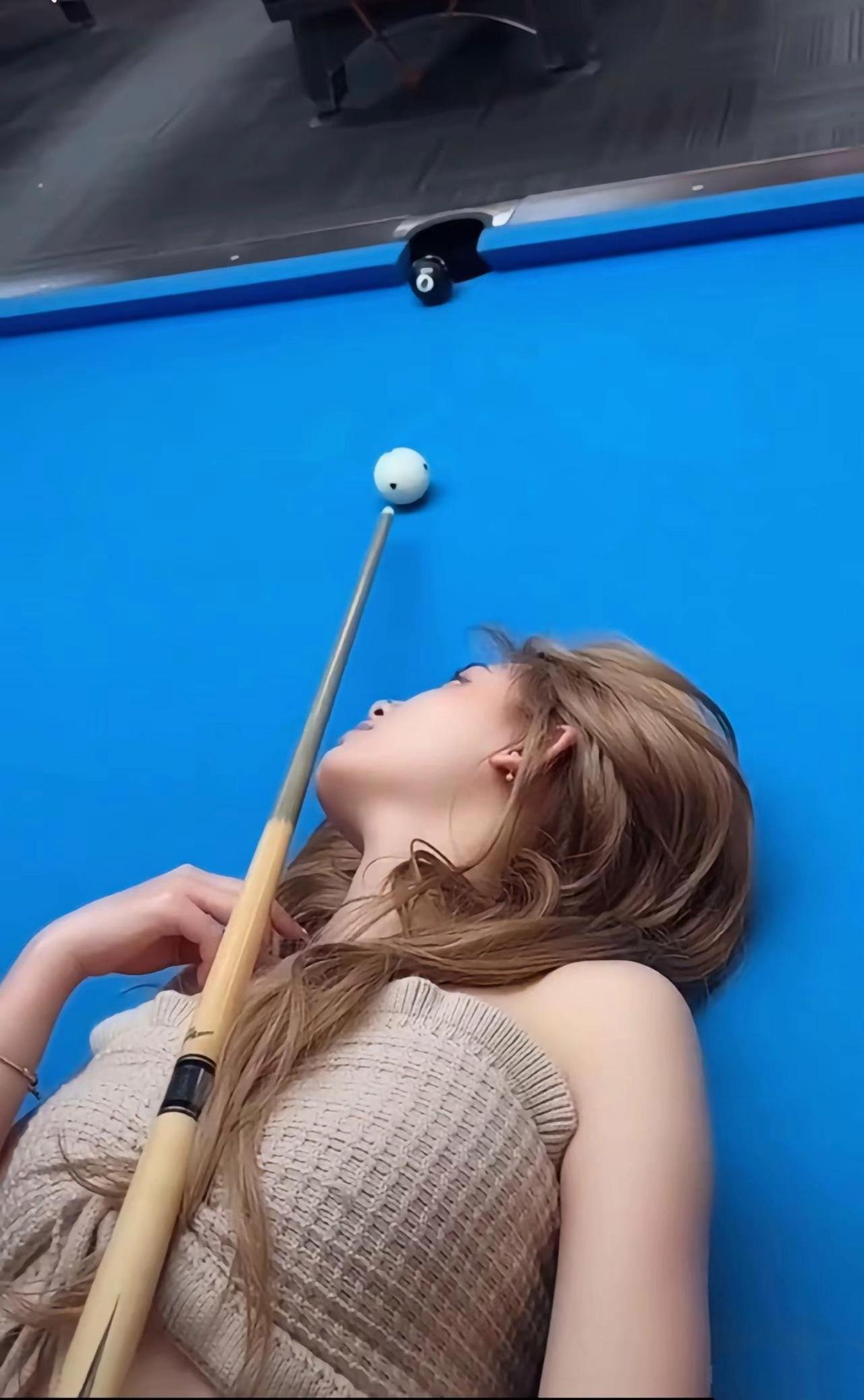 这棍法莫非就是江湖上传说的降龙棍法，
黑球毕进母带，
这一盘拿下。