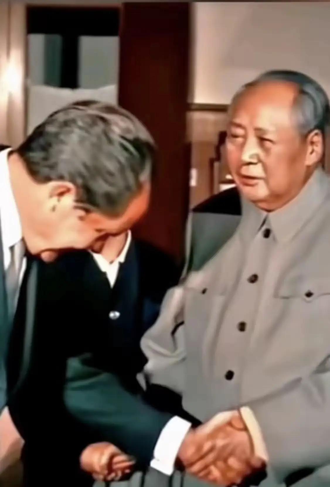 这是尼克松访华期间，
与毛主席亲切握手照，
很珍贵。