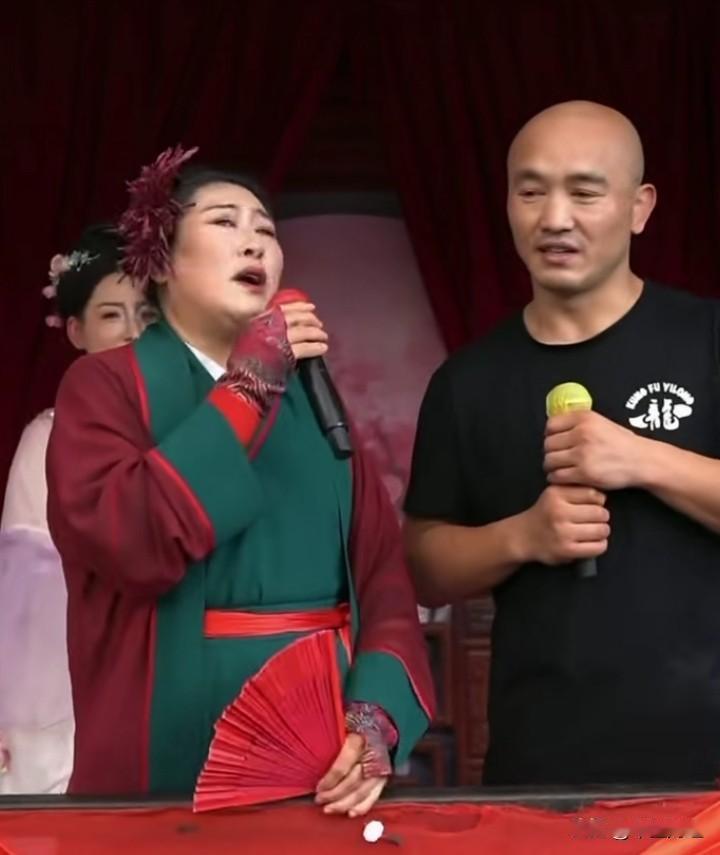 明星同样需要另一半！
武僧一龙身为俗家弟子，近日现身王婆相亲现场，声称要寻觅一位