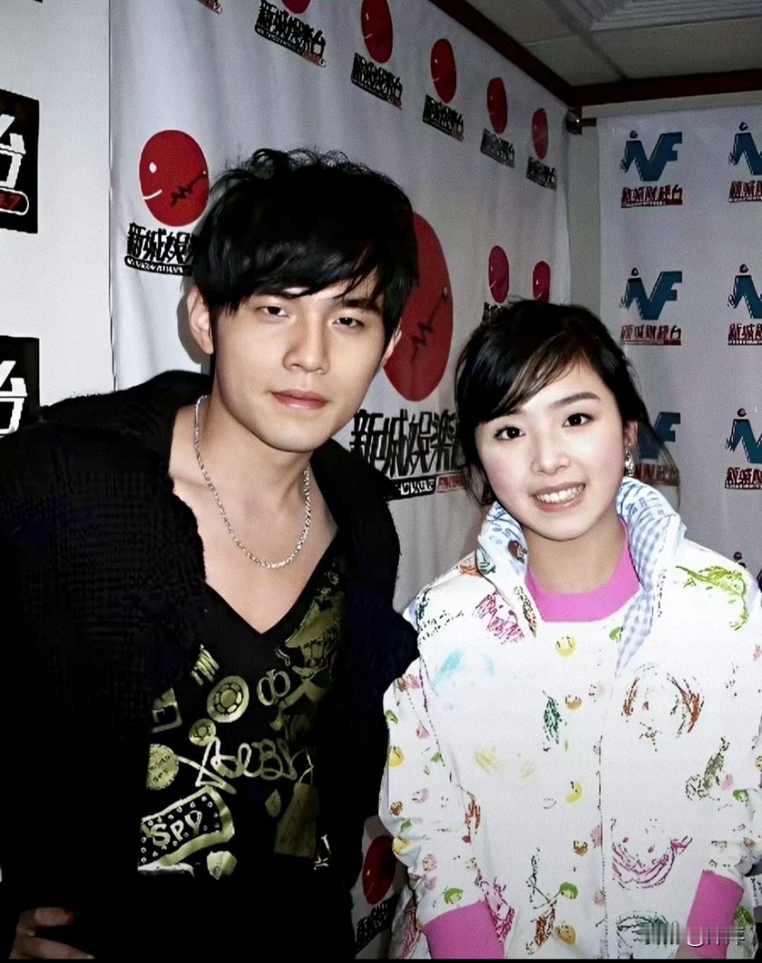 仔细看周杰伦和张含韵长得还有点像呢！