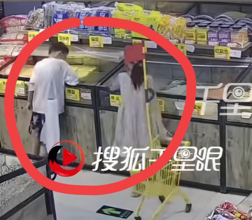 河南周口这一对姐弟堪称卧龙凤雏，俩人在超市杂粮区把散装粮食当成游乐场，小米、大米