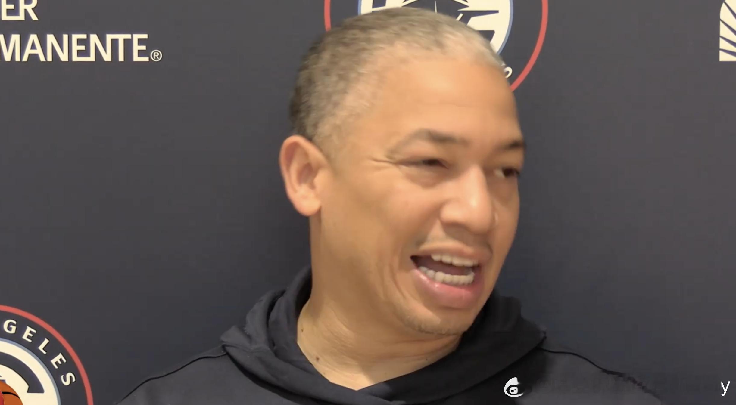 卢：“哈登现在更多打‘short roll’（中途顺下），出暂停后我们通常会为祖