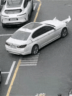 第一辆白色宝马车主，估计停习惯了右侧侧方位停车位，左侧的反而不习惯了。
    