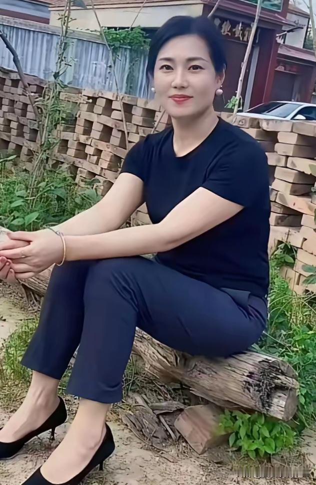 七言·乡隅妍

闲坐柴墩处农家，
素衣淡淡绽芳华。
明眸浅笑风神静，
不借铅华