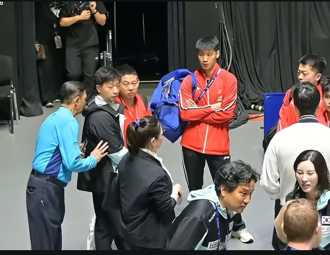 这位裁判一定是非常欣赏马龙了，妥妥的忠实粉丝裁判无疑了。

他手里拿着手机，用手
