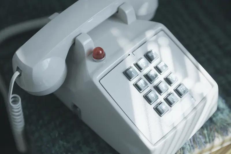 报警电话里哭声不断，民警每次听到都揪心。就说故城那事儿，女子哭着求救她生病的母亲