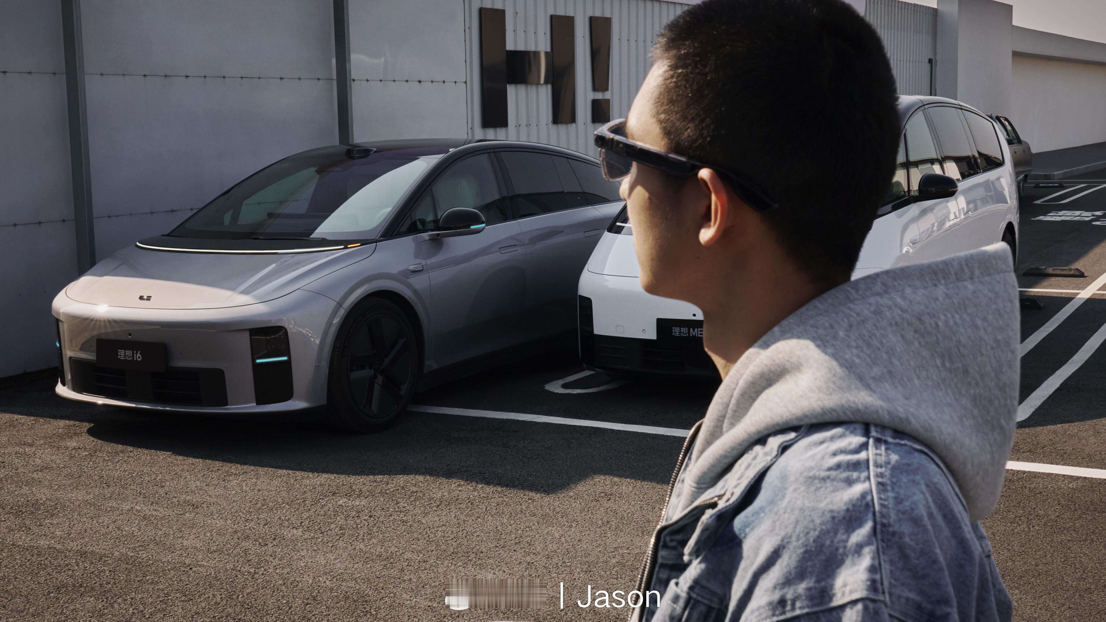 总结一下我对理想AI眼镜Livis 的第一印象：36g超清，蔡司镜片，理想车控，