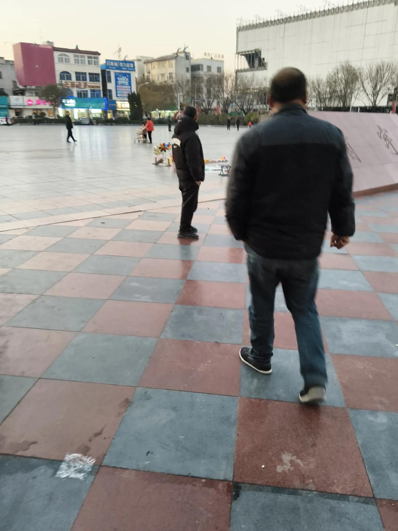 集卡领红包退休了人员真幸福啊。天天无所事事，逛逛街，打打牌。吹吹牛工资还很高了，