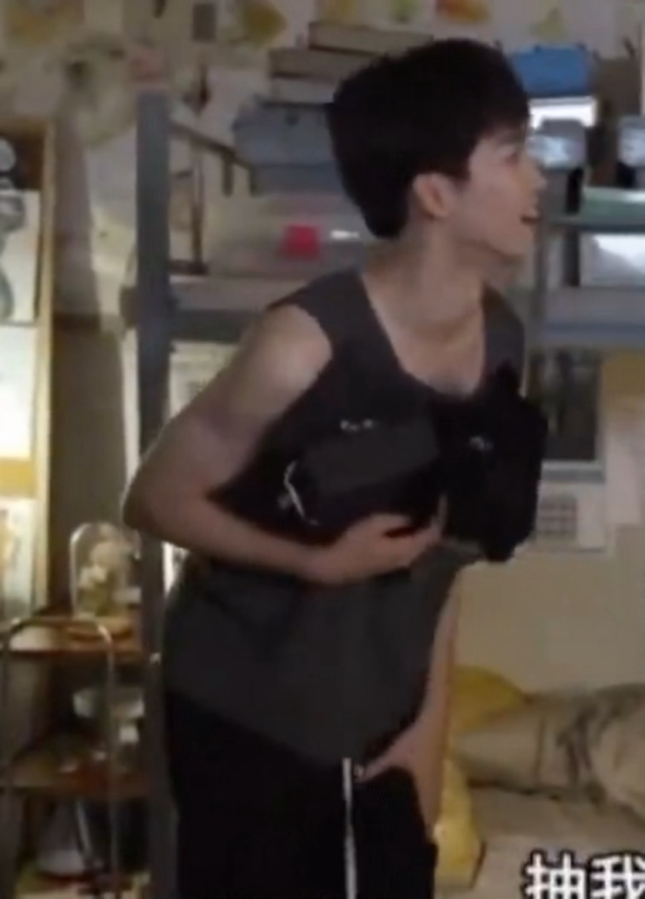 梓渝的腿被抽成这样了，好大一个印子啊，他说了很疼，天呐，这是以演戏的名义故意抽的