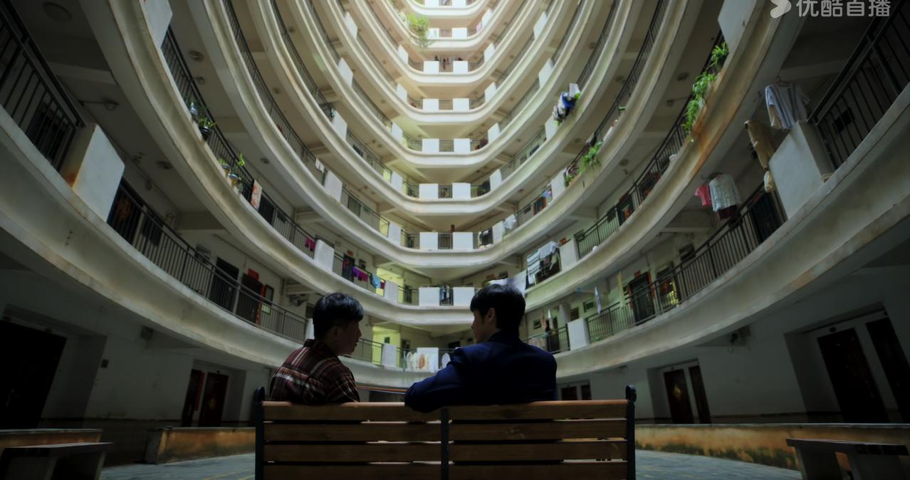 《前途无量》张家明住的这栋楼还挺有造型感的，环绕弧形，这是哪儿的地标建筑么？