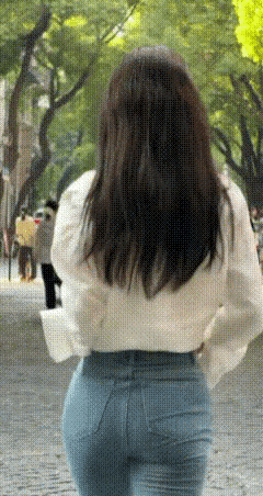 曼妙丰满的身材，治愈甜美的笑容，弱弱的问一句男人们，这样的女人你会心动吗？