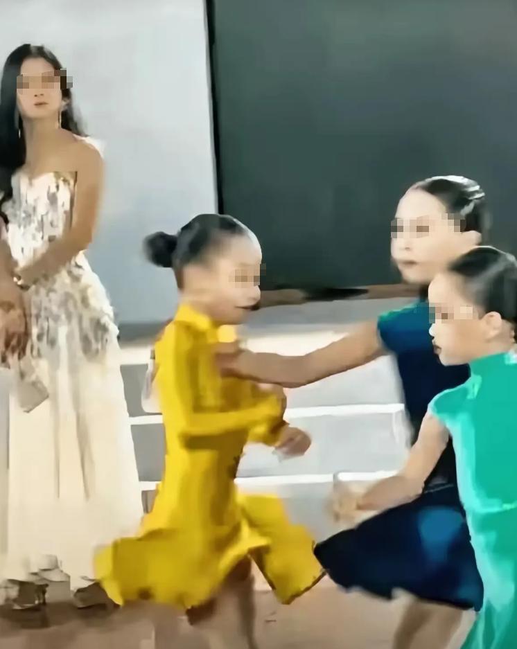“天生坏种！”深圳拉丁舞赛场推人事件处罚结果公布：蓝裙女孩第三名成绩取消，禁赛一