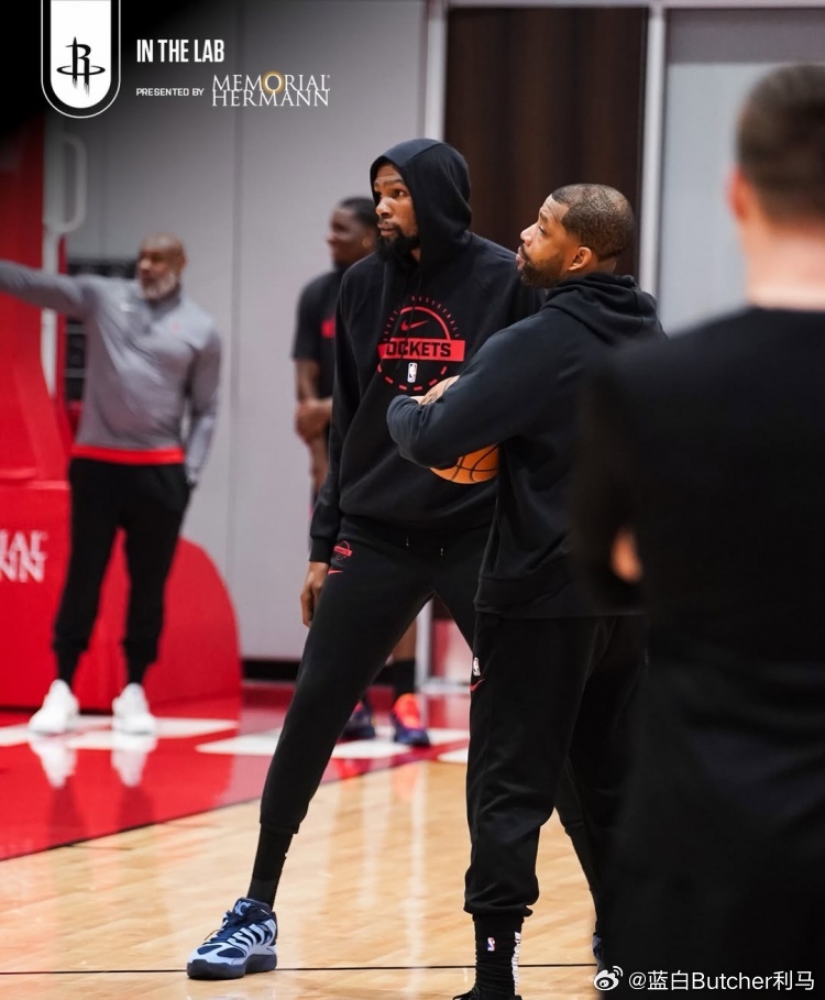 明日火箭将在主场迎战联盟第一的雷霆！火箭训练照 专注帽衫杜 申京满脸笑容 小谢苦