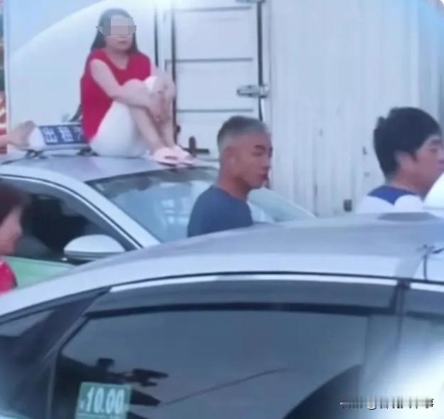 这是图啥啊！山东青岛，一女子乘坐出租车时和司机发生纠纷，竟然跑到车顶上，直接脱光