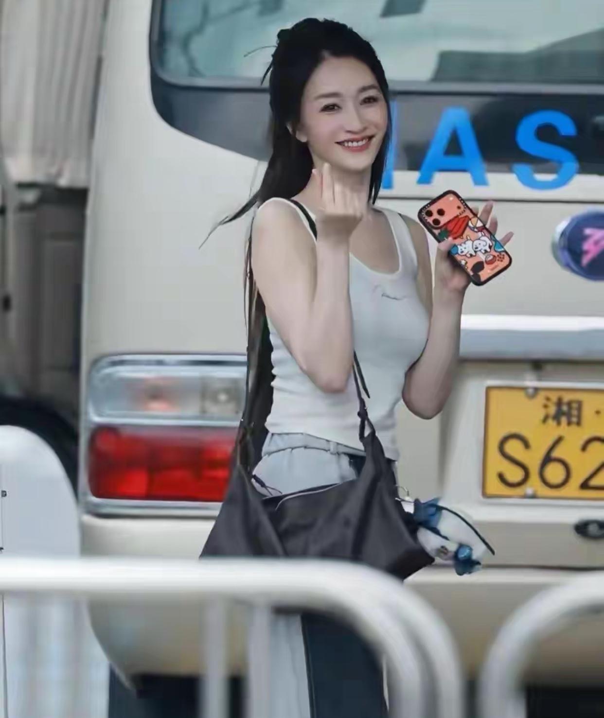 这么漂亮显年轻，
也躲不过离婚的结局吗？
今天一看热搜曝李小冉徐佳宁离婚11年感