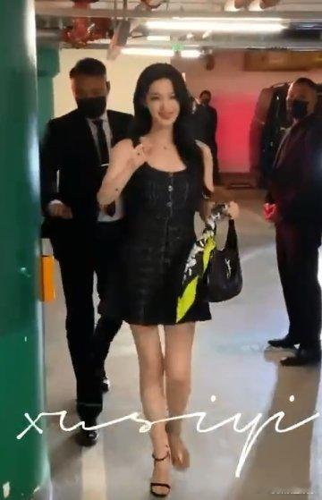 王楚然你穿戴甲掉了被王楚然狠狠美到了。可她掉了个穿戴甲，这一幕真的太逗了，感觉她