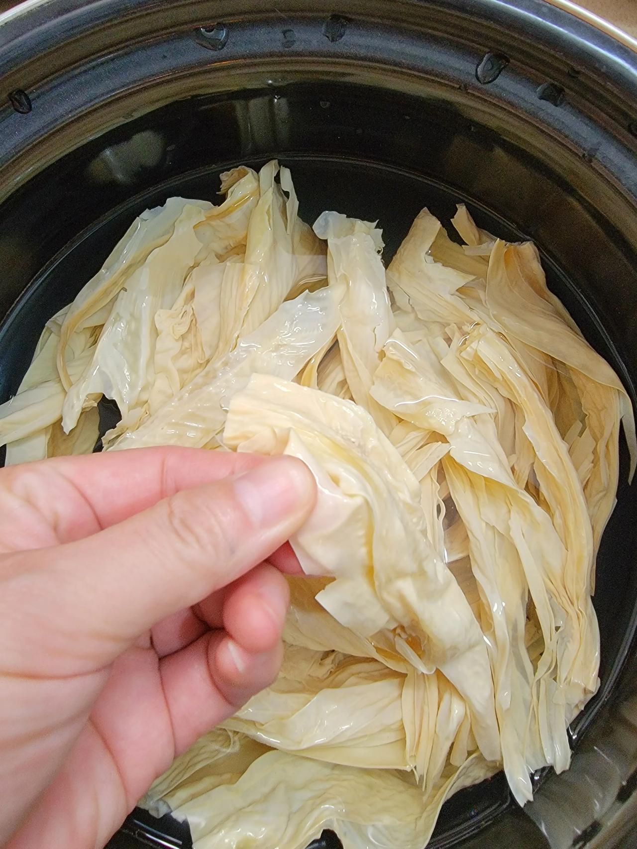 买的菜市场最贵的腐竹，该说啥无添加的，比那些贵多10块钱，好在只买了2量多，就试