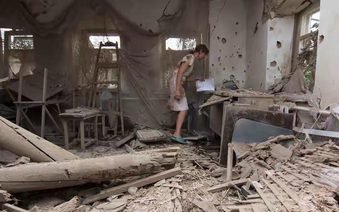 乌克兰幼儿园遭袭瞬间画面曝光炮击幼儿园！这可不是件小事，往大里说简直就是反人类的