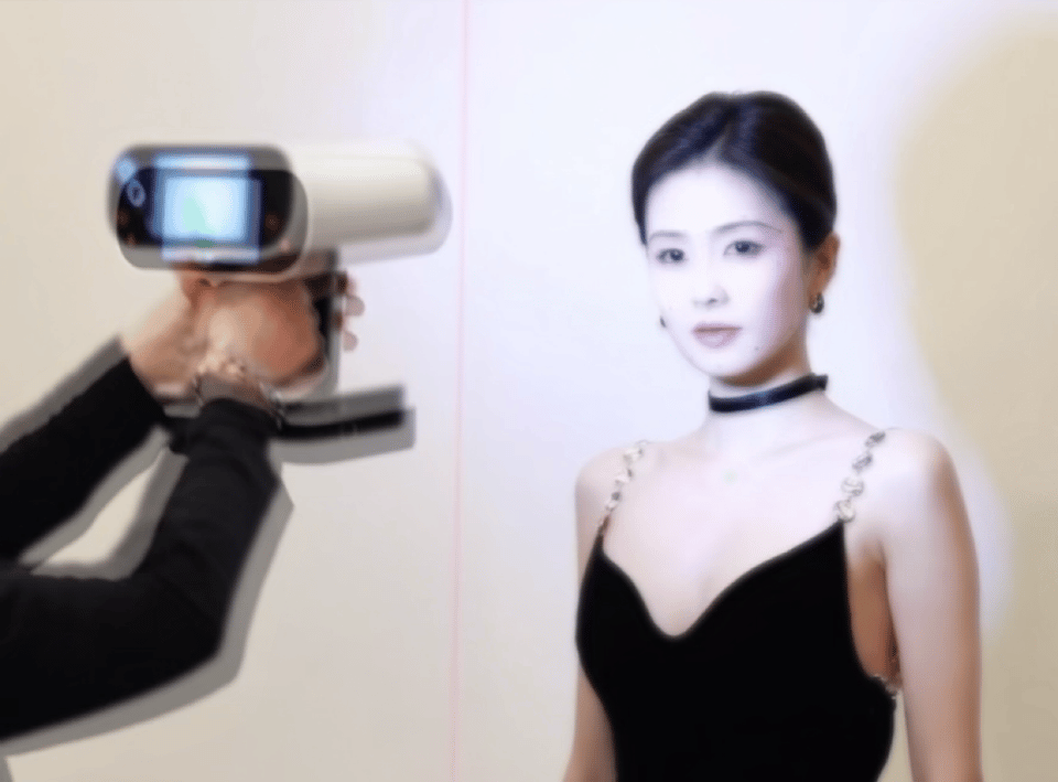 白鹿与自己蜡像同框合照 白鹿这定点动图也太像AI了，美的本人不知道怎么夸了，无痛