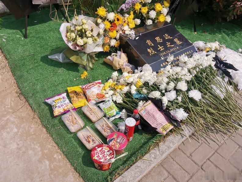 我们深切缅怀中国人民解放军战士,一等功臣，第八届全国道德模范“敬业奉献”模范获得