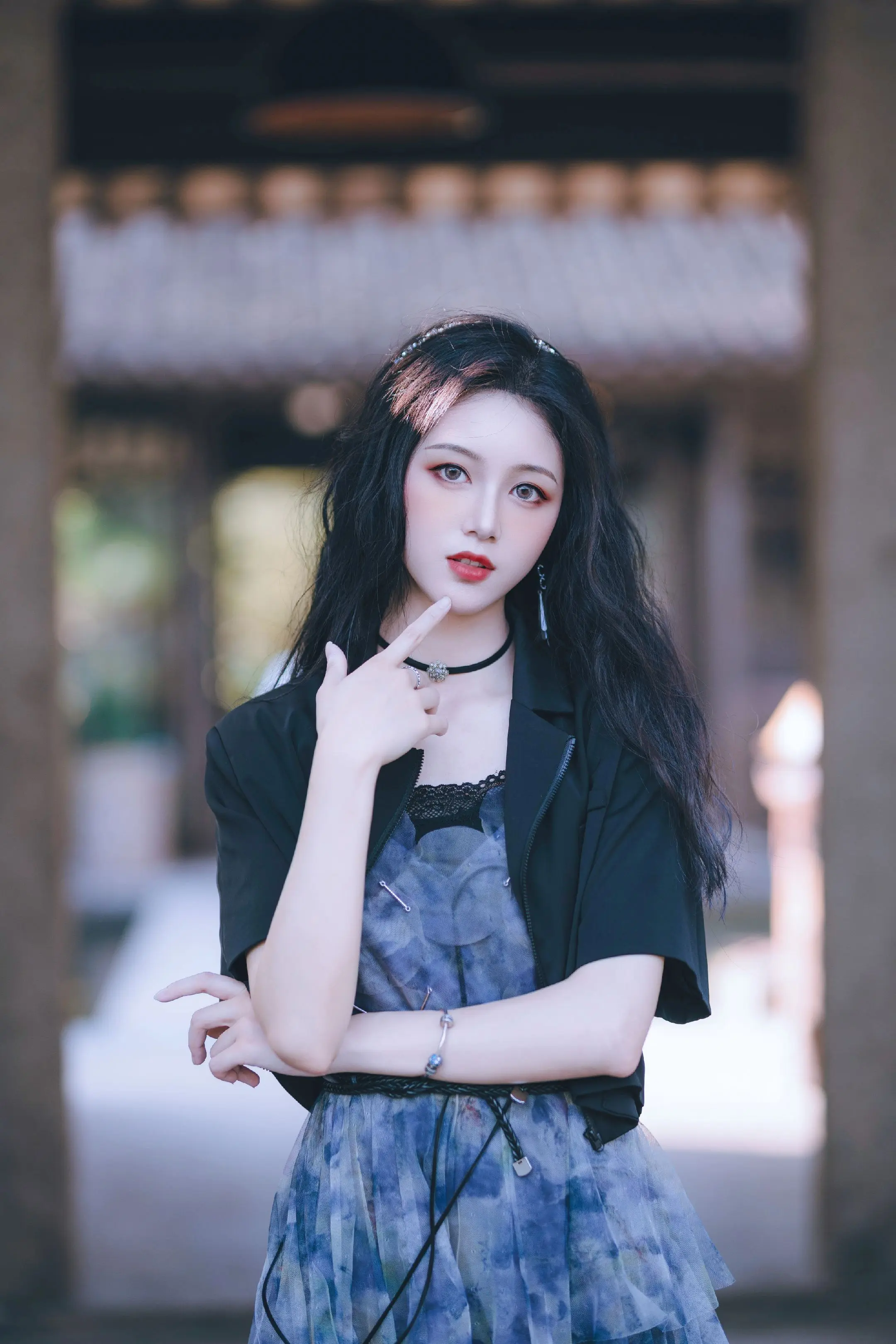 曾经也是长发及腰。谁还没个长发及腰的时候了！