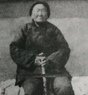 1941年，一位老妇人请“汉奸”侄子吃饭，突然压低声音问道：“侄儿，能不能给我弄