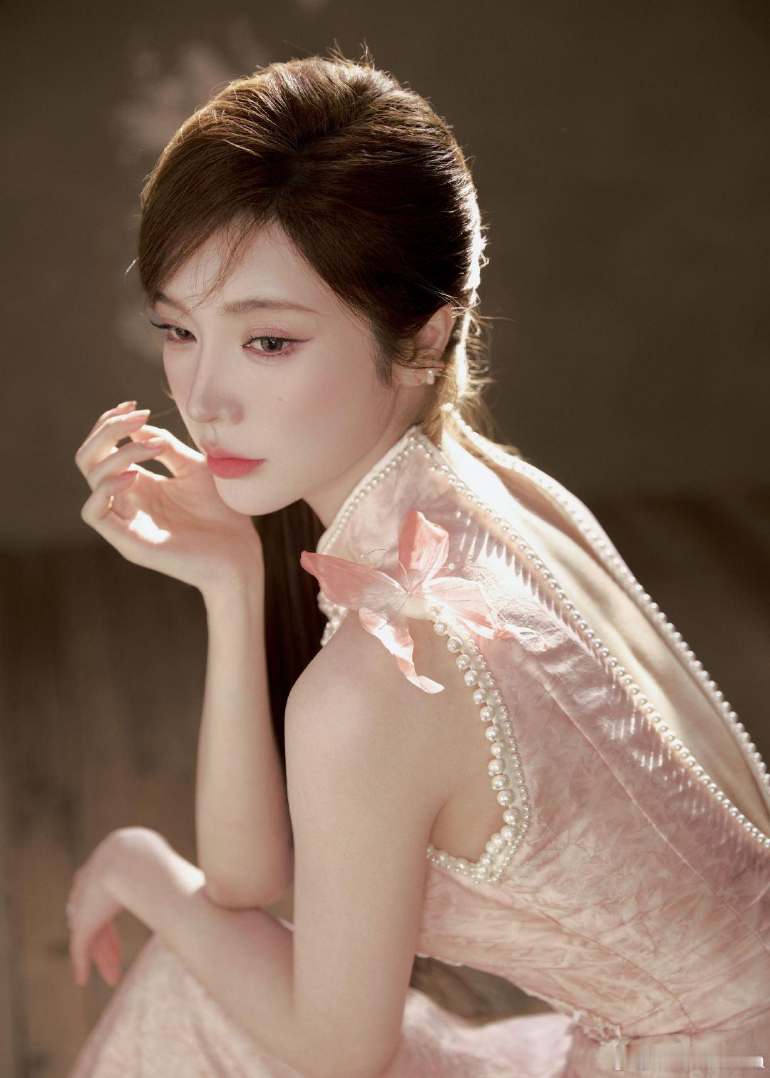 戴燕妮妆造好粉   春晚  在春晚的舞台上，你的妆容如诗如画，蝴蝶粉腮红在陕西卫