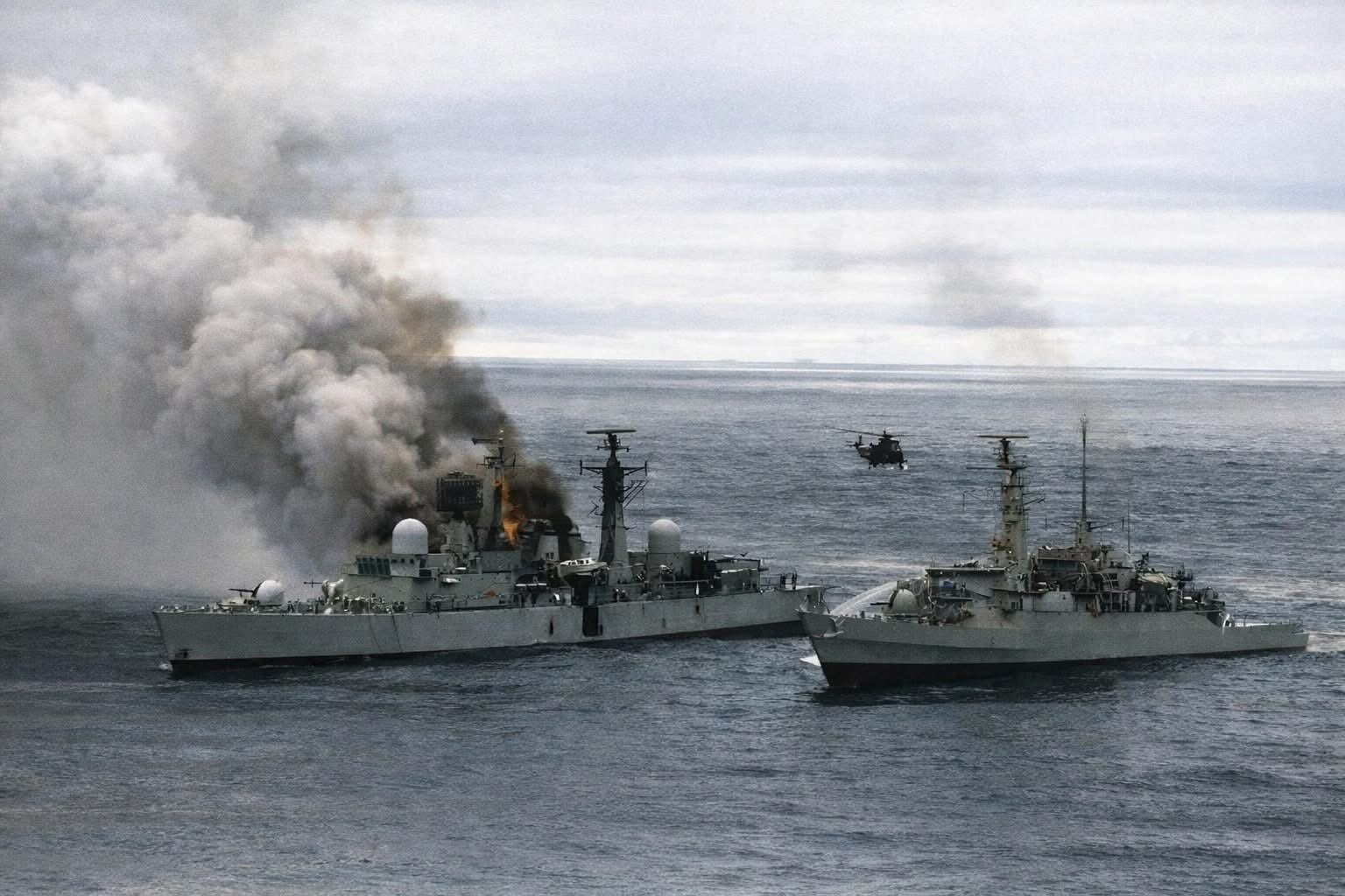 飞扬军事 1982年5月4日，英国皇家海军谢菲尔德号驱逐舰在马岛海战中被阿根廷空