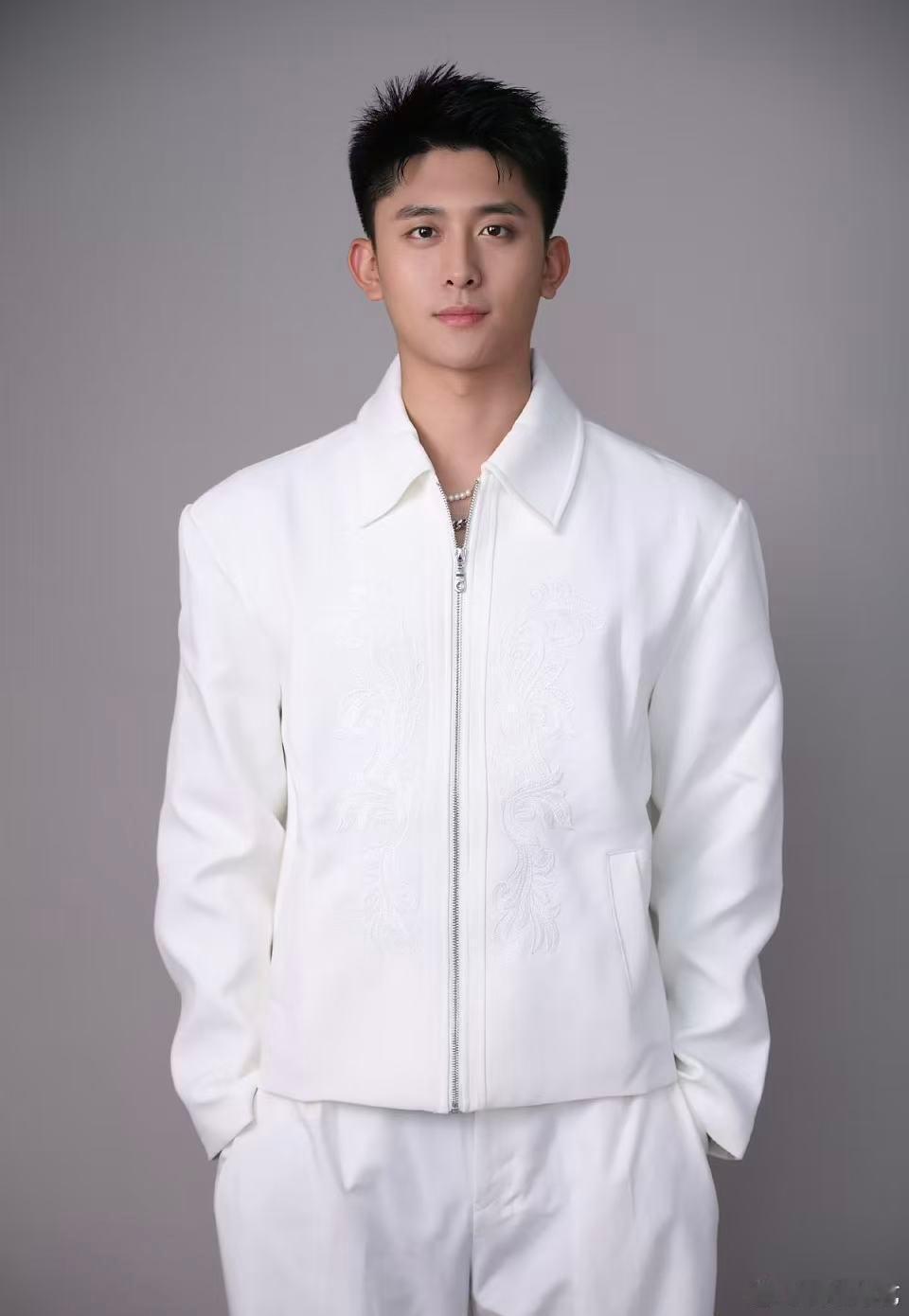 敖瑞鹏的脸张新成的嗓子声鸣远扬张行健一开口，我瞬间被他的声音和颜值双重吸引，这简