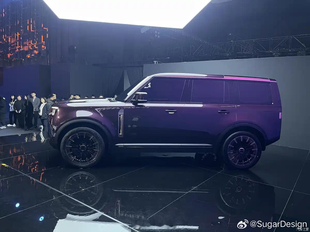 我买了V27以后，有留言说这车山寨路虎卫士的，我还挺郁闷的，我真是认真看了很久，