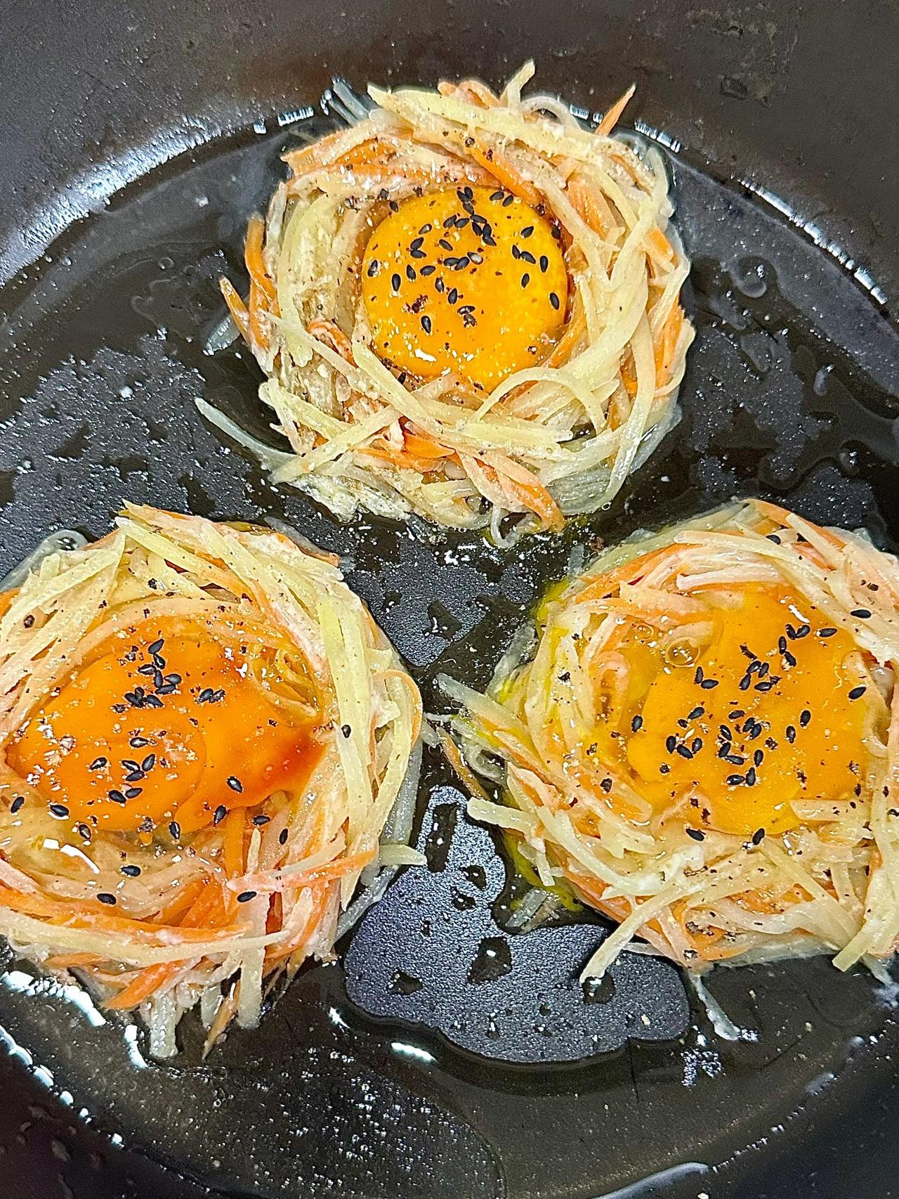 连吃三个…这样做出来的蛋饼也太香了
谁能想到这个土豆丝鸡蛋饼太香了
焦香酥脆 在