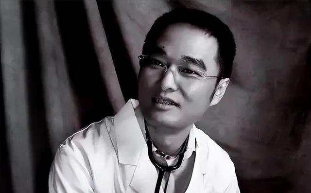 北京协和医学博士 冯唐 ，再次语出惊人：“我19岁拿起手术刀，切开了几百具尸体。