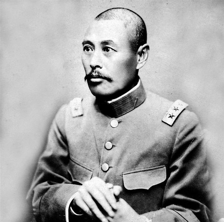 [太阳]1939年，小年夜，吴佩孚和家人一起吃羊肉饺子，牙龈突然被碎骨卡了一下。