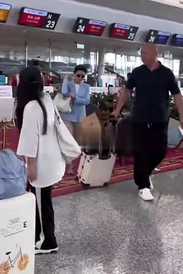 近日，著名主持人杨澜现身机场，彪悍光头保镖随行，刚机场大厅的杨澜就被网友认出，拿