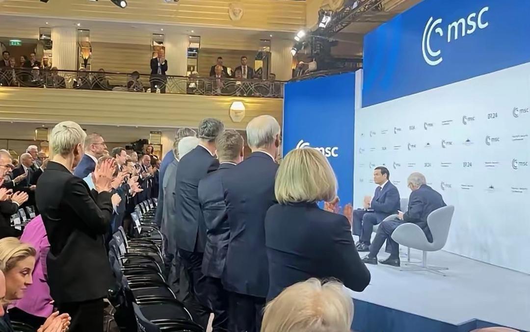 全场起立鼓掌！英媒：鲁比奥慕安会演讲，让欧洲人松了一口气，美国人没有抛弃我们……